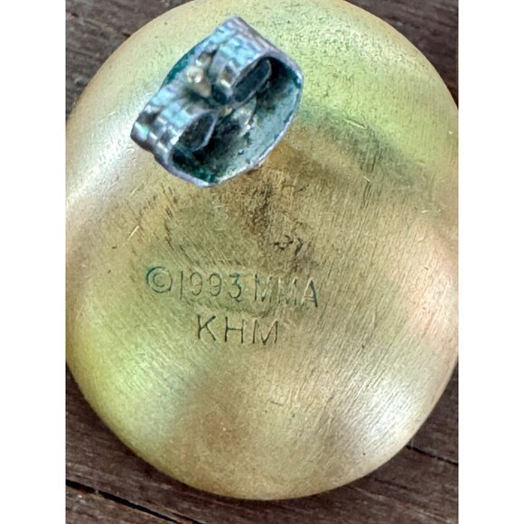 Gold-Tone Earrings With Faux Pearl Centers By MMA 1993 Vintage Jewelry - Picture 6 of 6